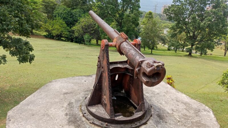 2 Meriam dan Jejak Jepang di Tengah Hijau Lapangan Golf Semen Padang