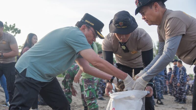 Aksi Bersih Pantai Padang, Wawako Maigus: Perlu Keterlibatan Semua Pihak