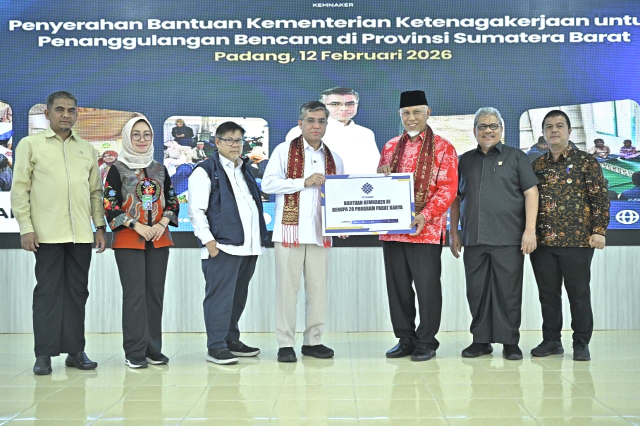 Fokus Pulihkan Lapangan Kerja, Menaker Salurkan Rp30,3 Miliar untuk Korban Bencana Sumbar