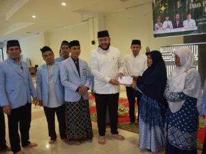 Wako Fadly Amran Serahkan Bantuan dari BKPRMI untuk Korban Banjir Bandang Padang