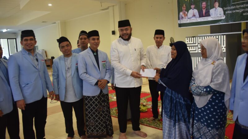 Wako Fadly Amran Serahkan Bantuan dari BKPRMI untuk Korban Banjir Bandang Padang