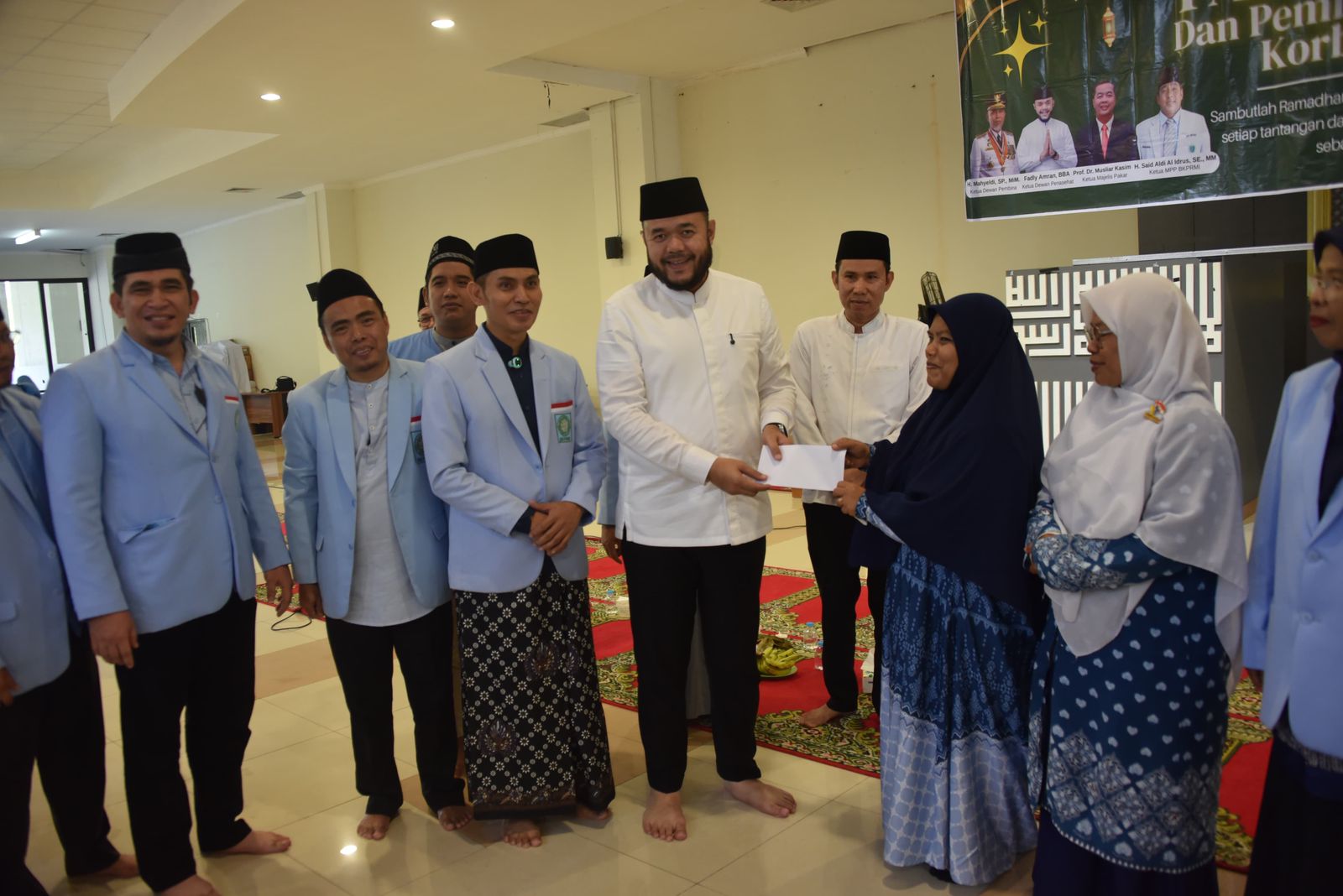 Wako Fadly Amran Serahkan Bantuan dari BKPRMI untuk Korban Banjir Bandang Padang