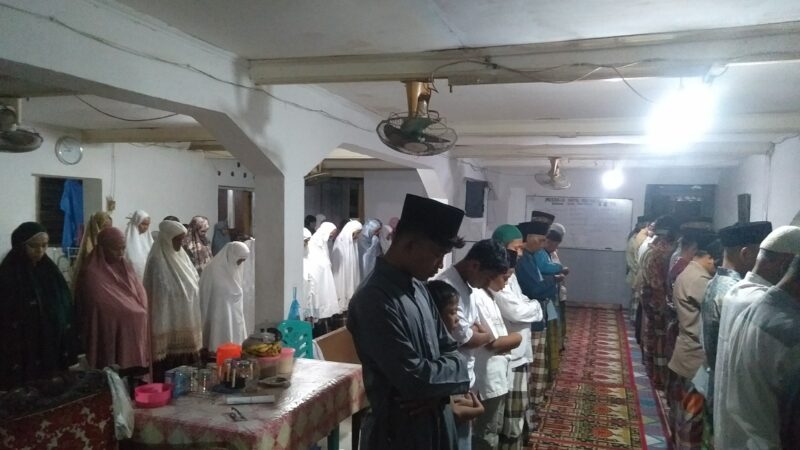 Khusyuk Jemaah Tarekat Naqsyabandiyah di Padang Tarawih Perdana Malam Ini