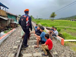 Jaga Keselamatan, KAI Sumbar Imbau Masyarakat Jangan Ngabuburit di Jalur Kereta Api