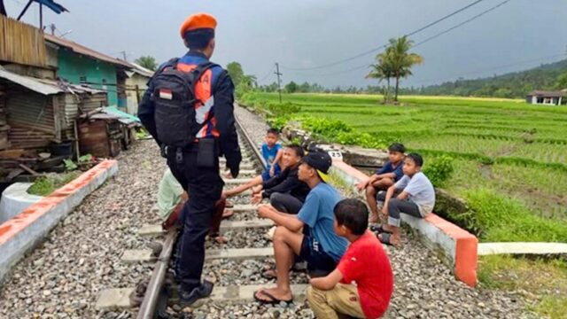 Jaga Keselamatan, KAI Sumbar Imbau Masyarakat Jangan Ngabuburit di Jalur Kereta Api
