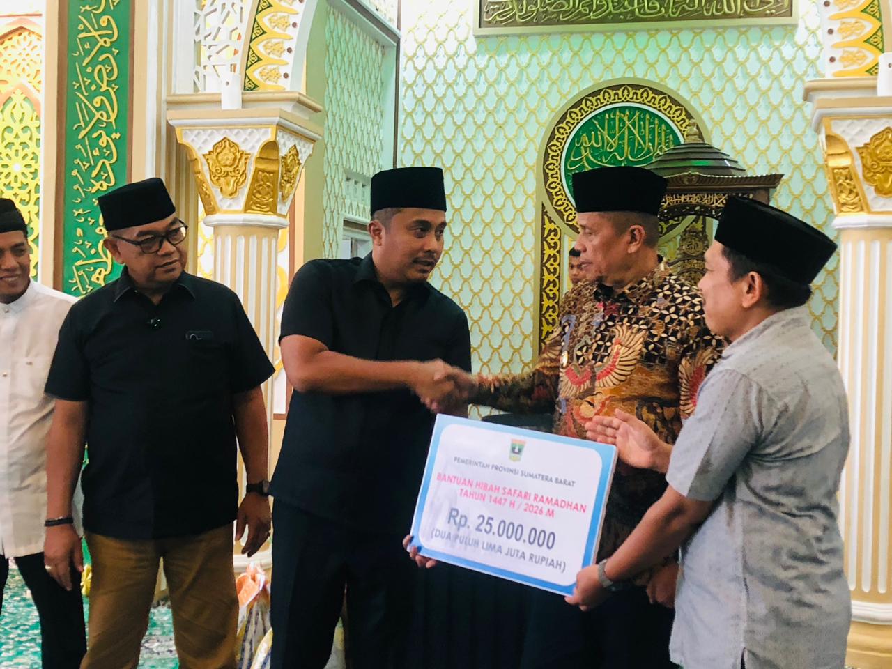 Wagub Sumbar Salurkan Rp25 Juta dan Al-Qur’an untuk Masjid Nurul Jannah Payakumbuh