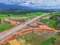 Pemasangan Girder Interchange Lubuk Alung Tol Padang–Sicincin, HKI Terapkan Rekayasa Lalu Lintas di KM 18+998