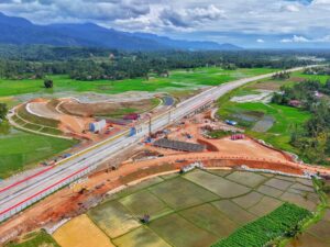 Pemasangan Girder Interchange Lubuk Alung Tol Padang–Sicincin, HKI Terapkan Rekayasa Lalu Lintas di KM 18+998