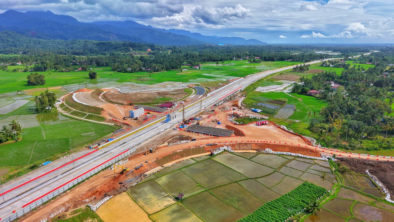Pemasangan Girder Interchange Lubuk Alung Tol Padang–Sicincin, HKI Terapkan Rekayasa Lalu Lintas di KM 18+998