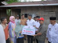 Wagub Sumbar Serahkan Bantuan Bedah Rumah di Agam dan Bukittinggi