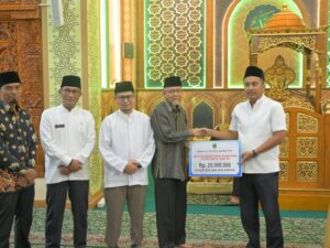 Wagub Sumbar Salurkan Bantuan untuk Pengembangan Fasilitas Masjid Tangah Jua Bukittinggi