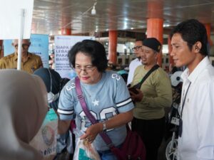 Pastikan Ketersediaan Beras dan Minyak Goreng, Bulog Sumbar Sidak ke Pasar Raya Padang