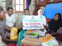 Wagub Sumbar Serahkan Bantuan Bedah Rumah Warga Kurang Mampu di Solok Rp25 Juta