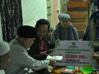 Gubernur Mahyeldi Serahkan Bantuan Bedan Rumah Keluarga Ises di Payakumbuh