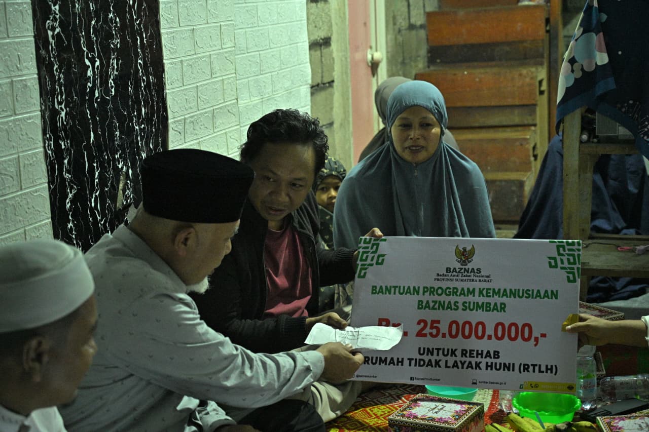 Gubernur Mahyeldi Serahkan Bantuan Bedan Rumah Keluarga Ises di Payakumbuh