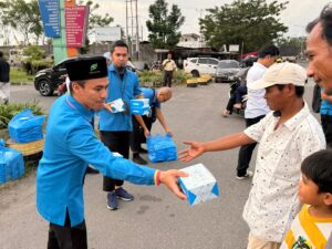 Semarak Ramadan, DKM Masjid Asy-Syifa dan SPH Bagikan 100 Paket Takjil