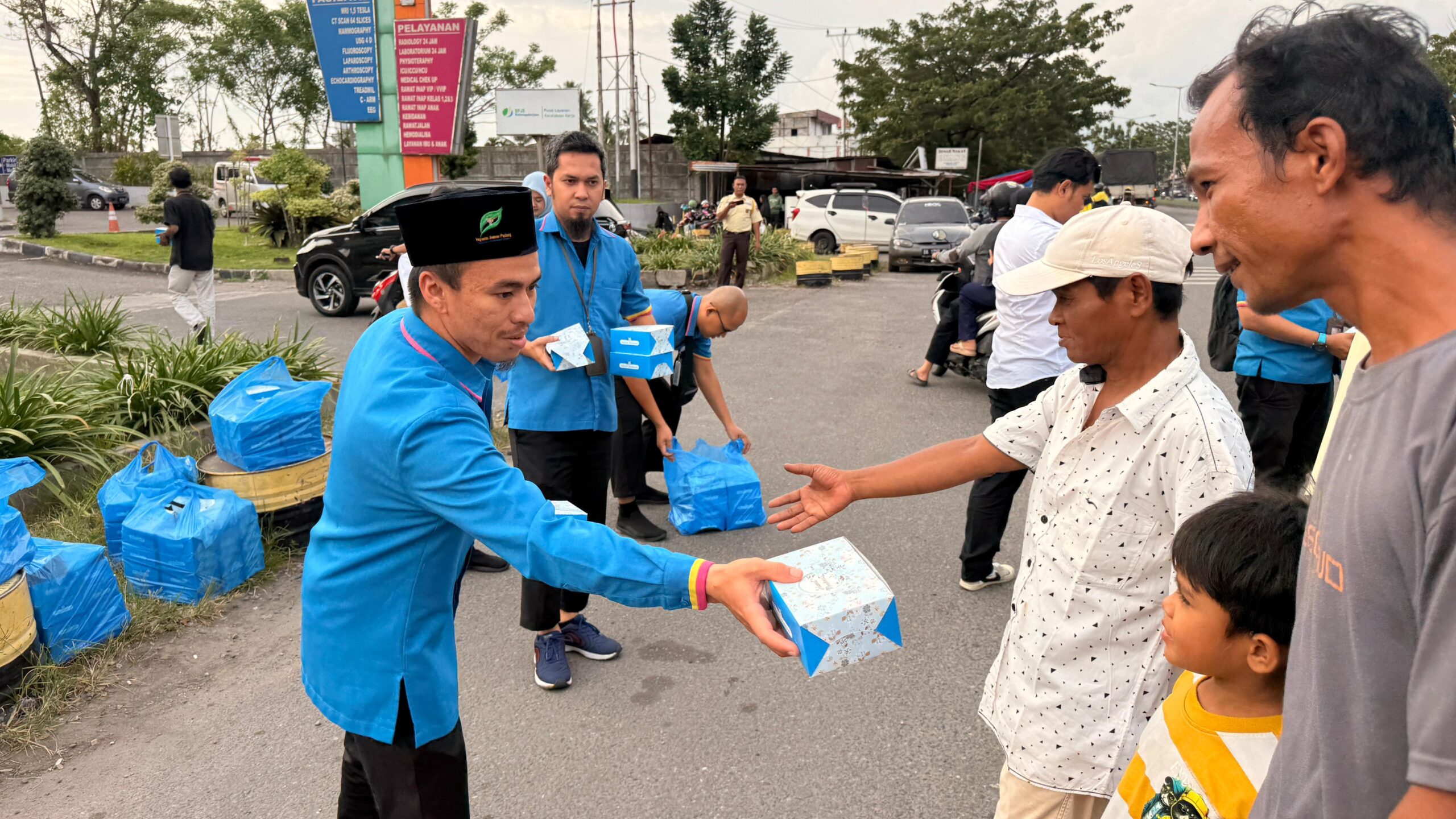 Semarak Ramadan, DKM Masjid Asy-Syifa dan SPH Bagikan 100 Paket Takjil