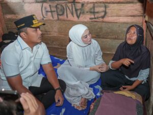 Wagub Sumbar Serahkan Bantuan Bedah Rumah Rp25 Juta untuk Keluarga Hendri di Solok Selatan
