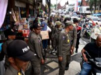 Pemkab Tanah Datar melakukan penertiban pedagang yang berjualan di sepanjang Jalan Sutoyo, Kota Batusangkar, Sabtu (14/2/2026).