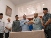 Bupati Tanah Datar, Eka Putra menerima secara simbolis 28 unit hunian sementara (huntara) Danantara dari Project Manager PT Nindya Karya