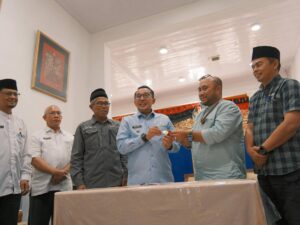 Bupati Tanah Datar, Eka Putra menerima secara simbolis 28 unit hunian sementara (huntara) Danantara dari Project Manager PT Nindya Karya