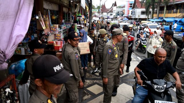 Pemkab Tanah Datar melakukan penertiban pedagang yang berjualan di sepanjang Jalan Sutoyo, Kota Batusangkar, Sabtu (14/2/2026).
