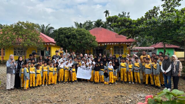 Potret Program Sitiung Mengajar yang digagas mahasiswa Kuliah Kerja Nyata (KKN) Universitas Andalas (Unand) Reguler 1 di Dharmasraya. (FOTO: Istimewa)