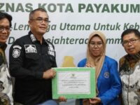 Payakumbuh bersama Badan Amil Zakat Nasional (Baznas) menyalurkan bantuan sosial pendidikan kepada 100 mahasiswa kurang mampu.