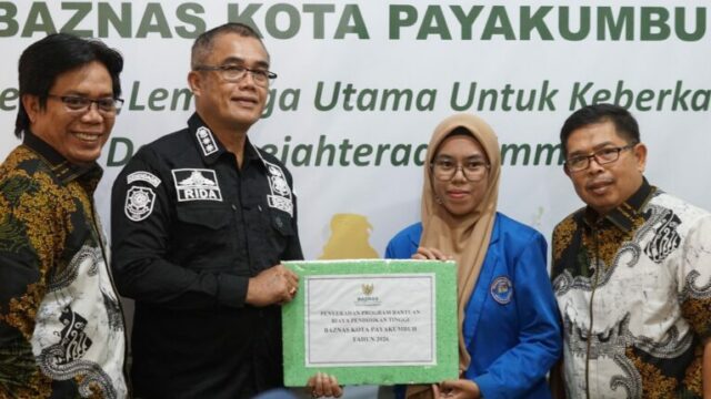 Payakumbuh bersama Badan Amil Zakat Nasional (Baznas) menyalurkan bantuan sosial pendidikan kepada 100 mahasiswa kurang mampu.