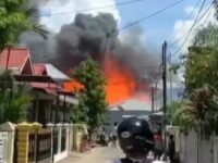 Kebakaran menghanguskan rumah, kontrakan dan bangunan sekolah di Berok Raya, Kelurahan Surau Gadang, Kecamatan Nanggalo, Kota Padang, Jumat