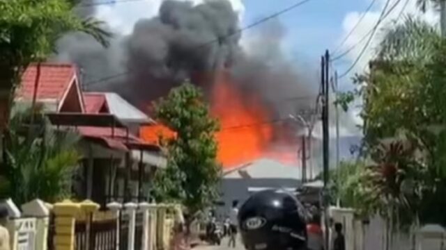 Kebakaran menghanguskan rumah, kontrakan dan bangunan sekolah di Berok Raya, Kelurahan Surau Gadang, Kecamatan Nanggalo, Kota Padang, Jumat