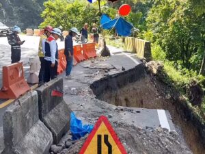 Jalur Padang-Bukittinggi di Kilometer (KM) 66.700 Kawasan Lembah Anai terban pada Sabtu (7/2/2026). Akibat kejadian ini, terjadi penyempitan
