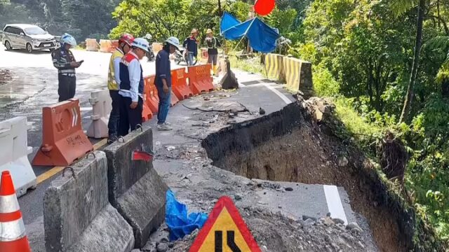 Jalur Padang-Bukittinggi di Kilometer (KM) 66.700 Kawasan Lembah Anai terban pada Sabtu (7/2/2026). Akibat kejadian ini, terjadi penyempitan