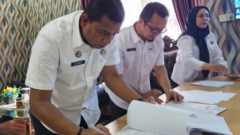 Kepala Dinas Kependudukan dan Pencatatan Sipil (Dukcapil) Dharmasraya, Ramilus, menandatangani perjanjian kerja sama pemanfaatan data