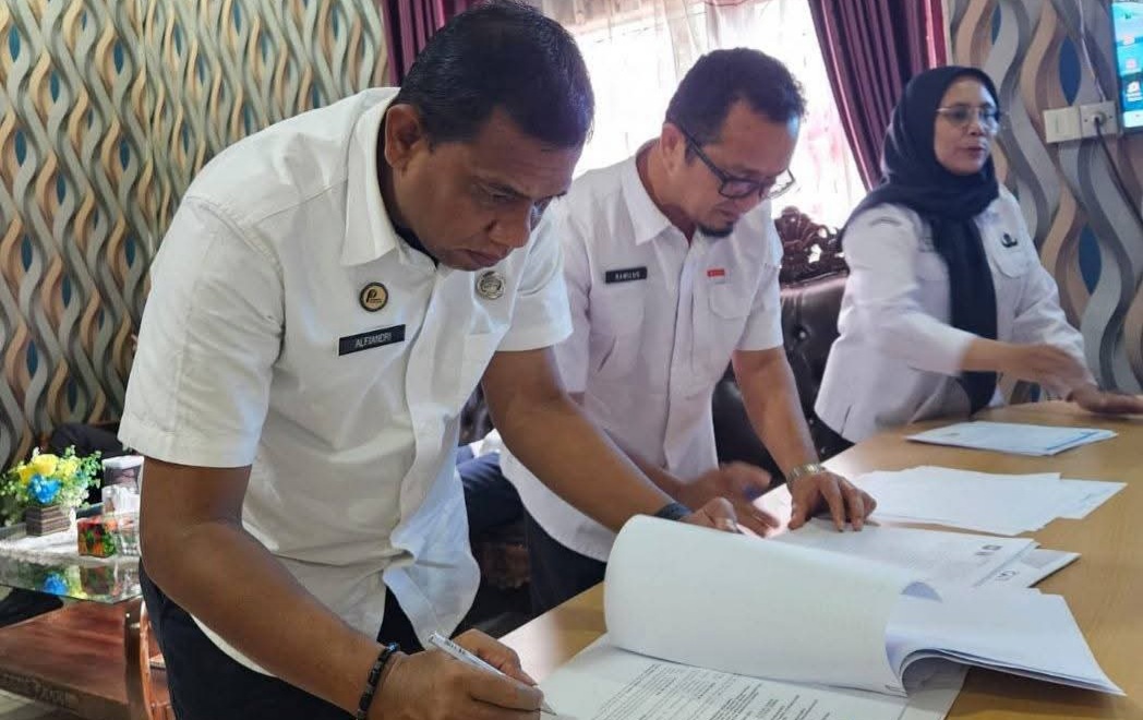 Kadis Dukcapil Dharmasraya Teken MoU Pemanfaatan Data Kependudukan dengan 7 Kepala OPD