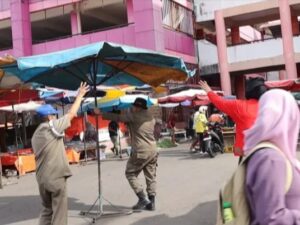 Satpol PP Kota Padang melaksanakan pengawasan rutin di kawasan Pasar Raya Padang, Jumat (13/2/2026). Hal ini dilakukan sebagai