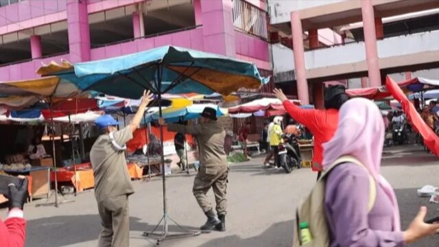 Satpol PP Kota Padang melaksanakan pengawasan rutin di kawasan Pasar Raya Padang, Jumat (13/2/2026). Hal ini dilakukan sebagai