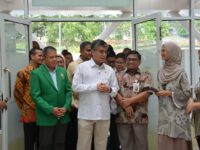 Menaker Yassierli didampingi Wakil Rektor 2 Unand dan Dirut RS Unand. (Foto: Dok. RS Unand)