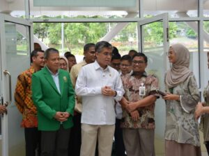 Menaker Yassierli didampingi Wakil Rektor 2 Unand dan Dirut RS Unand. (Foto: Dok. RS Unand)