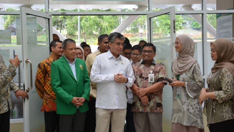 Menaker Yassierli didampingi Wakil Rektor 2 Unand dan Dirut RS Unand. (Foto: Dok. RS Unand)