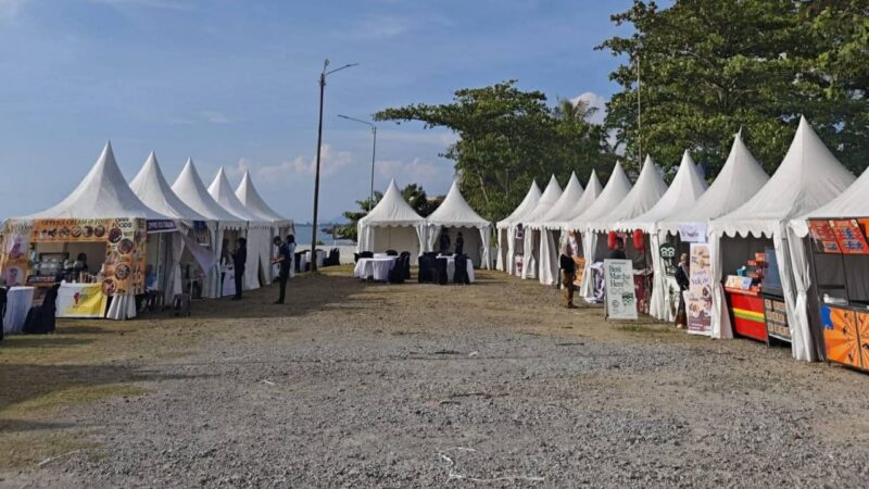 Komite Daerah Ekonomi dan Keuangan Syariah (KDEKS) Kota Padangresmi meluncurkan Ramadan Halal Fest 2026 di pelataran