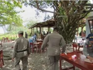 Satpol PP Padang menertibkan dua warung makan di Kecamatan Padang Utara pada Jumat (27/2/26) siang. Penertiban itu dilakukan