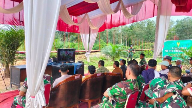 Dandim 0310/SSD, Letkol CZI Joko Stradona meresmikan jembatan gantung Lubuk Botung yang membentang di atas Batang Siek, Nagari