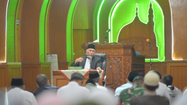 Gubernur Sumbar Mahyeldi Isi Subuh Mubarakah di Masjid Raya Bukittinggi