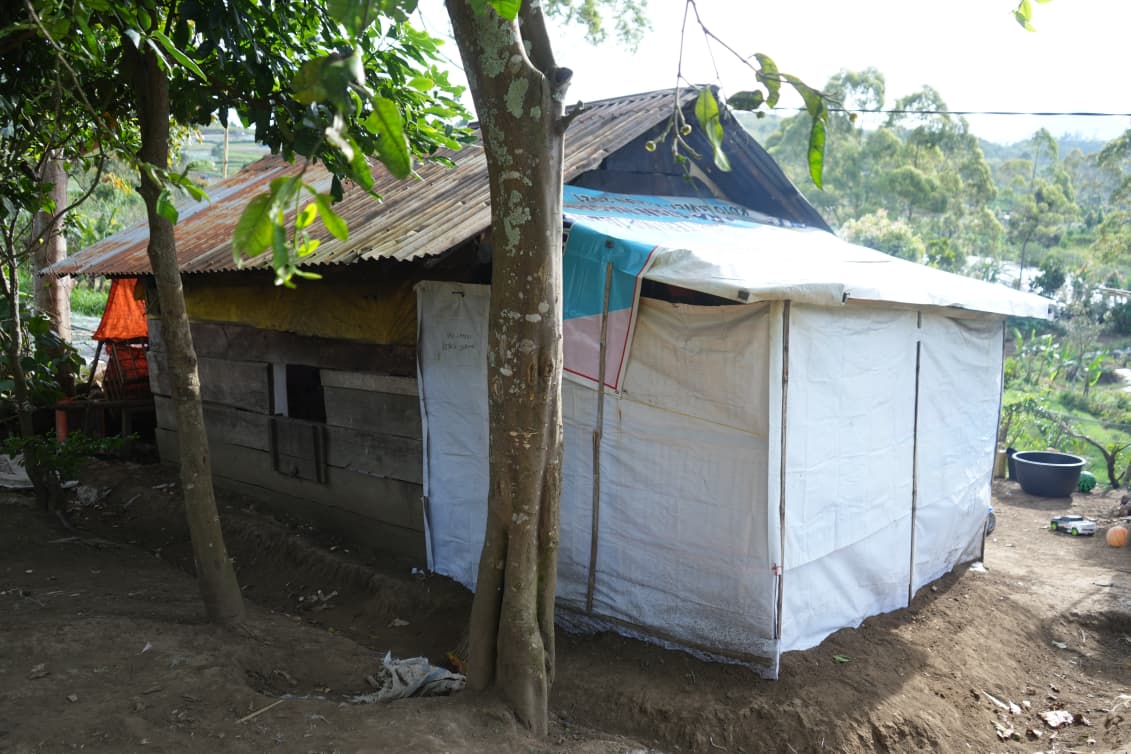 Rumah Nyaris Roboh, Keluarga Dasiman di Solok Terima Bantuan Rp25 Juta dari Pemprov Sumbar