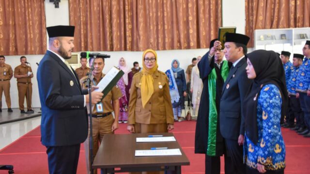 Fadly Amran Lantik 4 Pejabat Tinggi Pratama, Sonny Budaya Putra Jadi Inspektur Kota Padang