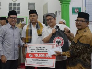 PT Semen Padang Salurkan Rp22,5 Juta untuk Pembangunan MDA dan Pengembangan Masjid di Padang dan Solok