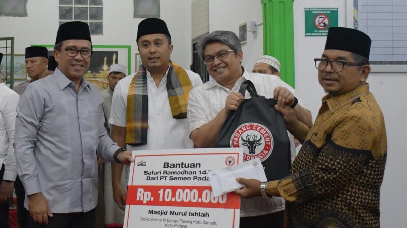 PT Semen Padang Salurkan Rp22,5 Juta untuk Pembangunan MDA dan Pengembangan Masjid di Padang dan Solok