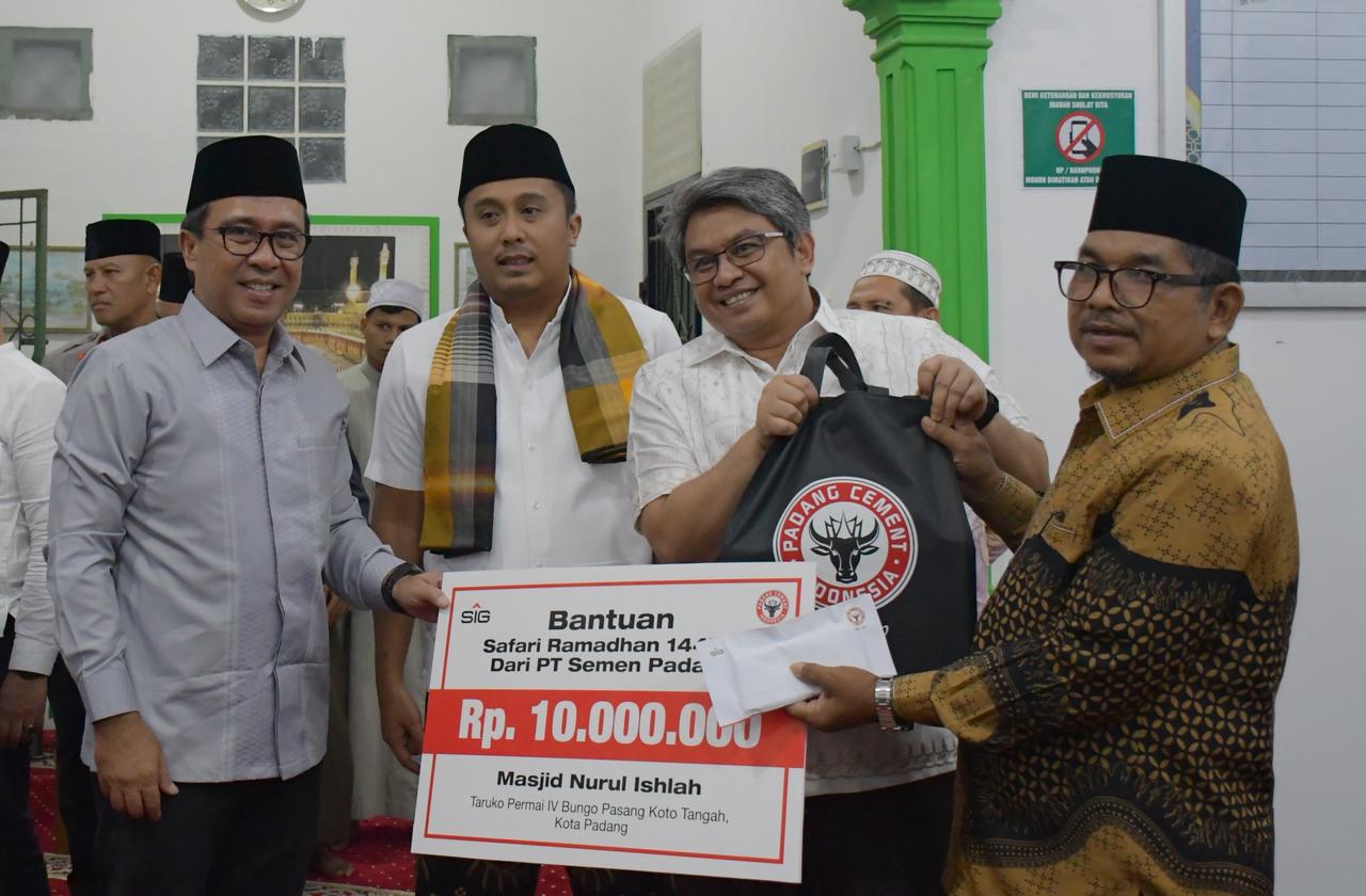 PT Semen Padang Salurkan Rp22,5 Juta untuk Pembangunan MDA dan Pengembangan Masjid di Padang dan Solok