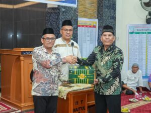 Sekda Sumbar Serahkan Bantuan untuk Masjid dan 32 Panti Sosial di Padang
